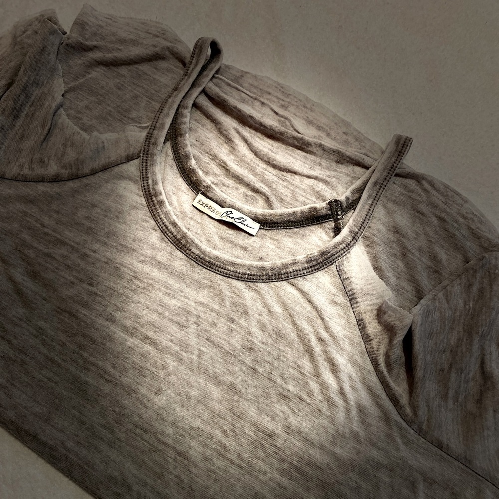 Express T-Shirt. No seam. Open shoulder. Size M. Grey